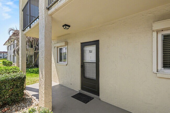 Foto del edificio - Must see 1st floor, corner unit in St Lucie Gardens.