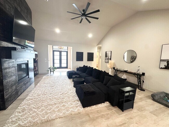 Foto del edificio - 4 Bedroom 3 Bathroom for Rent