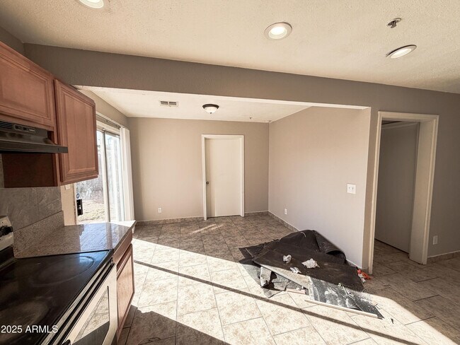 Foto del edificio - 6301 W Earll Dr