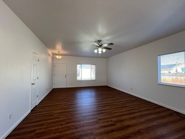 Foto del edificio - ***MOVE IN SPECIAL *** 4-bedroom home loca...