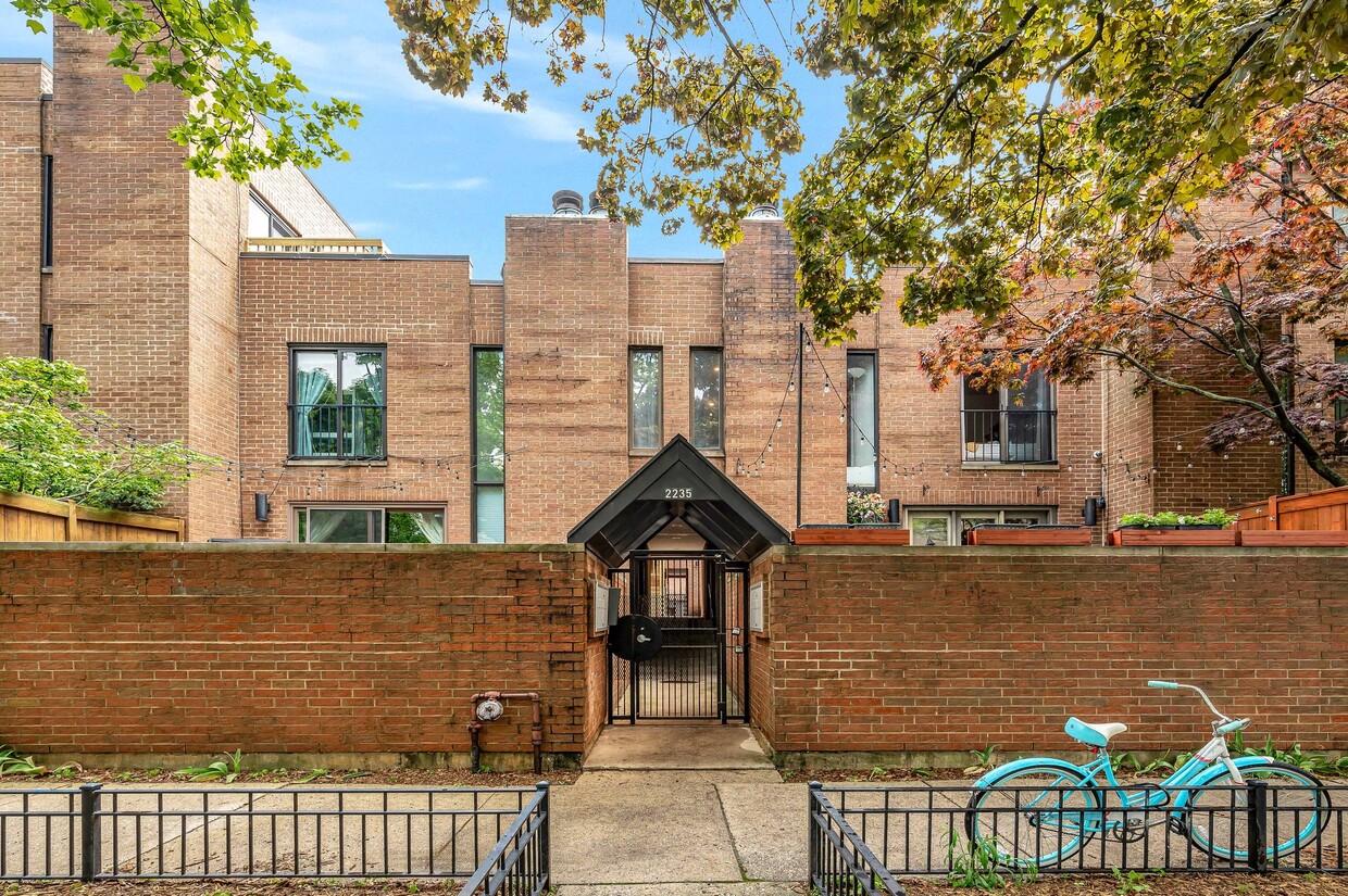 Primary Photo - 2235 N Lakewood Ave