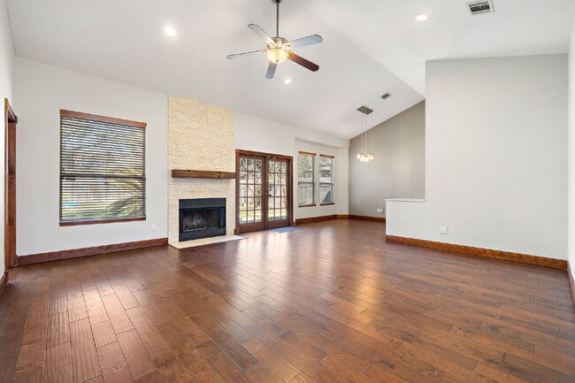 Foto del edificio - Renovated South Austin Stunner on a Private Corner Lot + Massive Backyard