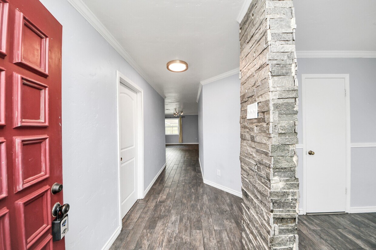 Building Photo - 6535 Trimstone Dr