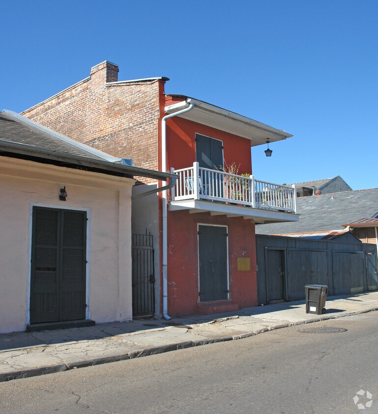 Building Photo - 713 Burgundy St