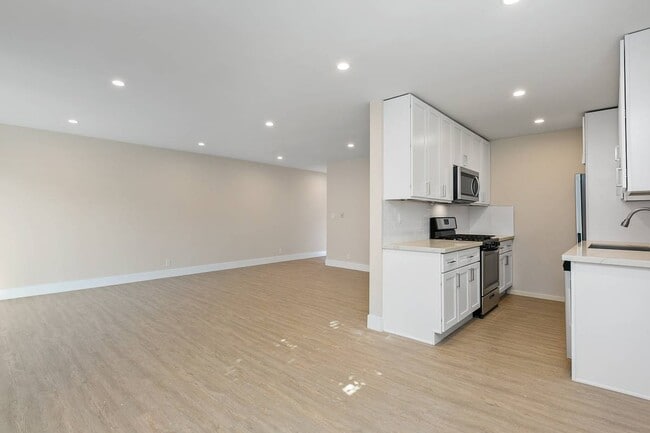 Building Photo - 336 S Norton Ave