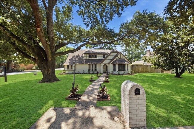Foto del edificio - 13903 Charlynn Oaks Dr