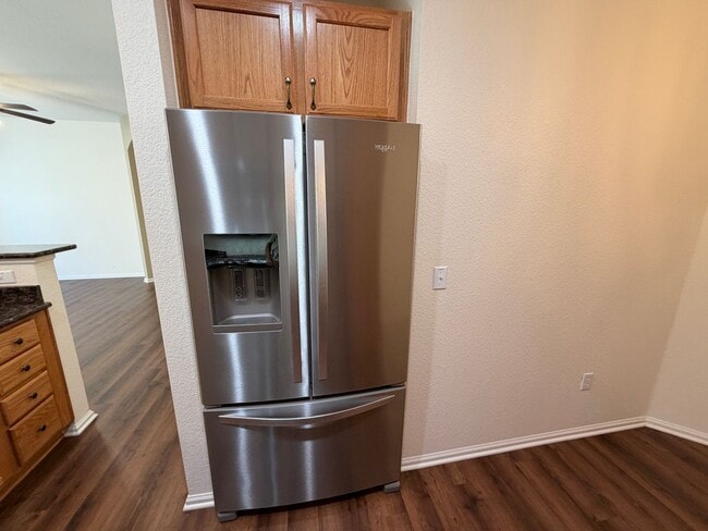 Foto del edificio - Immaculate Townhome Near Southlands with Granite Kitchen, Fireplace & Two Primary Suites