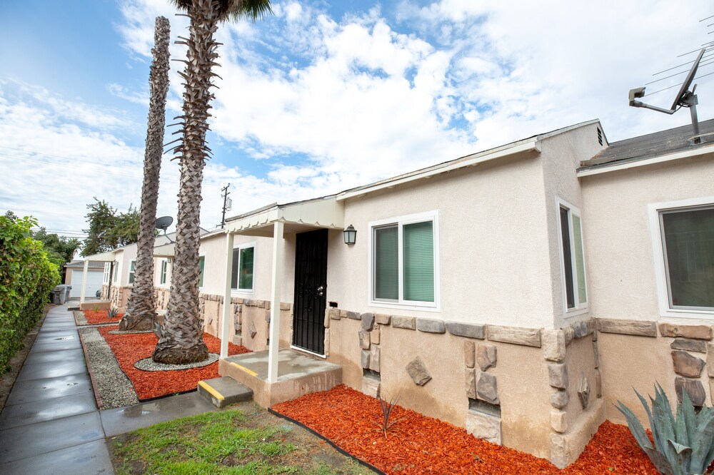Primary Photo - 3576 Los Flores Blvd
