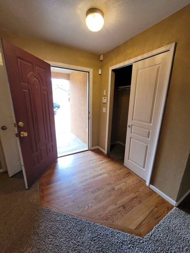 Building Photo - 7323 Bentwater Dr