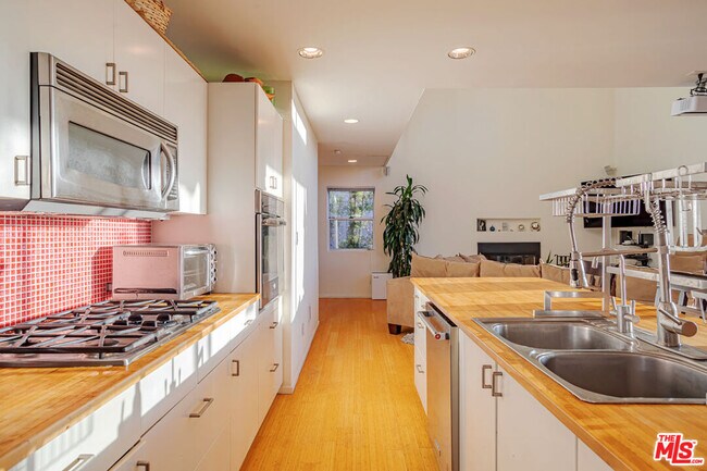 Foto del edificio - 2439 Silver Ridge Ave