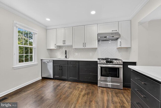 Foto del edificio - 7426 Hallcrest Dr