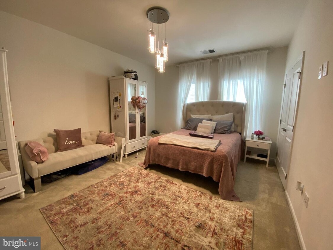 Foto principal - 1744 Featherstone Rd