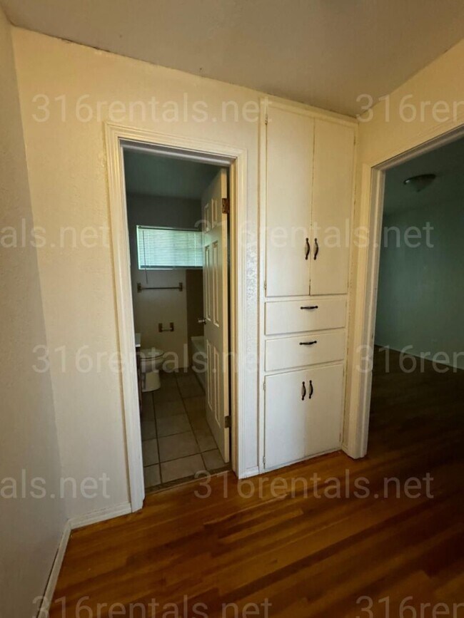 Foto del edificio - $725- 2 bed 1 bath bi-level apartment with...