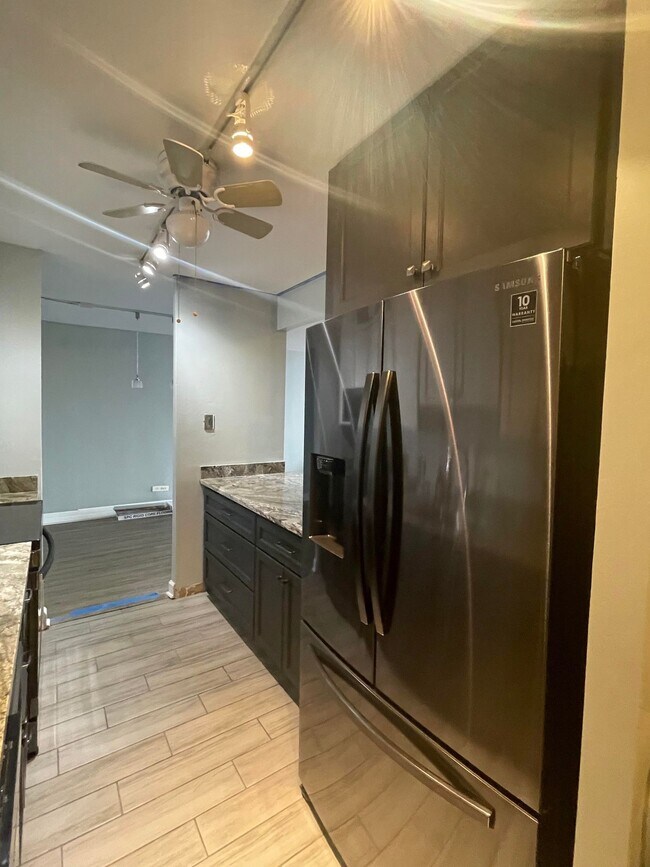 Foto del edificio - 3930 N PINE GROVE Ave