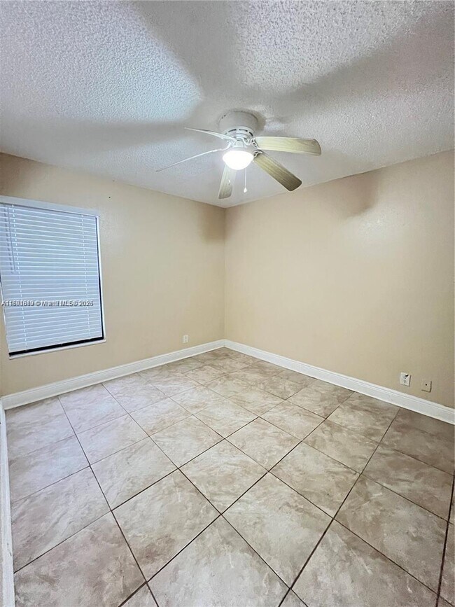 Foto del edificio - 1523 Lake Crystal Dr