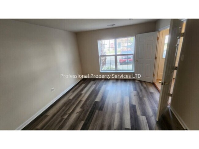 Foto del edificio - Price Correction! Luxury Townhome In The Villages Of Urbana
