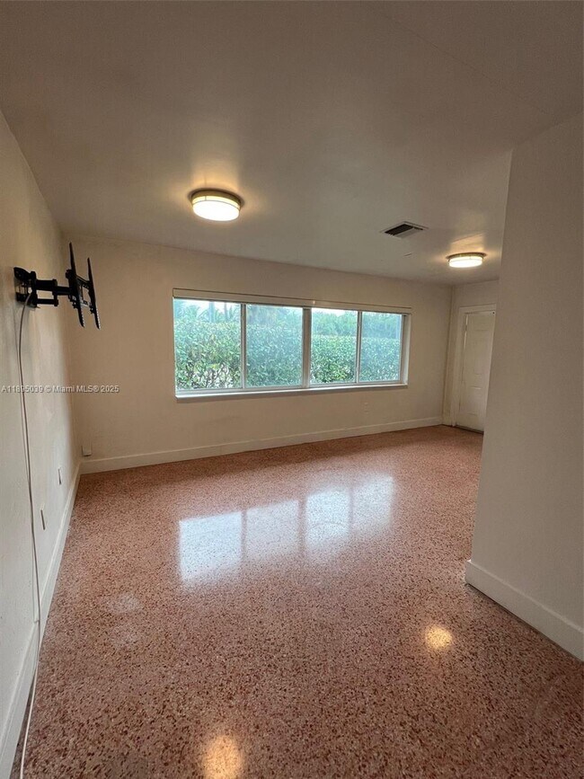 Foto del edificio - 200 NE 108th St