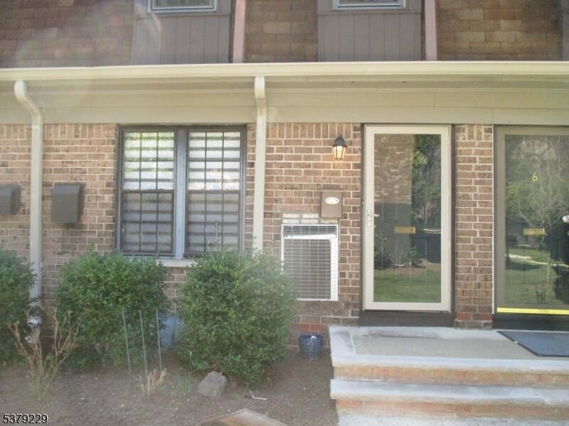 Primary Photo - 181 Long Hill Rd