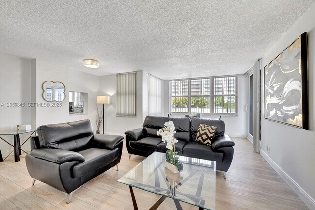 Foto del edificio - 3015 N Ocean Blvd