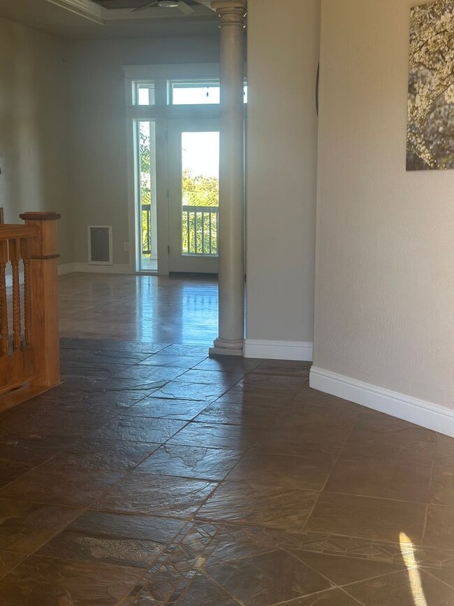 Building Photo - Amazing Price! Amazing Location!