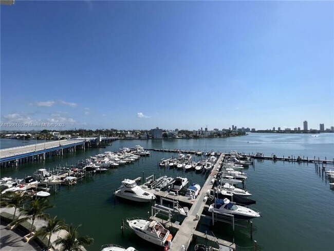 Foto del edificio - 7601 E Treasure Dr