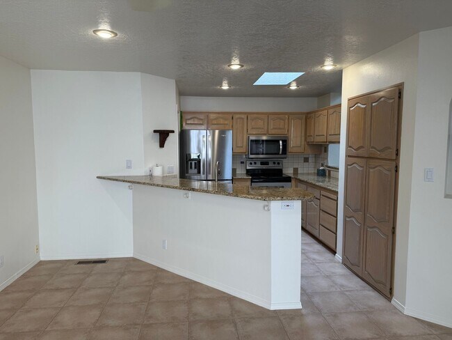 Foto del edificio - Desirable 3 Bed 2 Bath 2 Car Garage