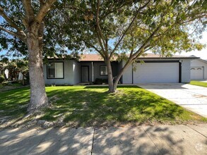 Building Photo - 1028 Grackle Ct
