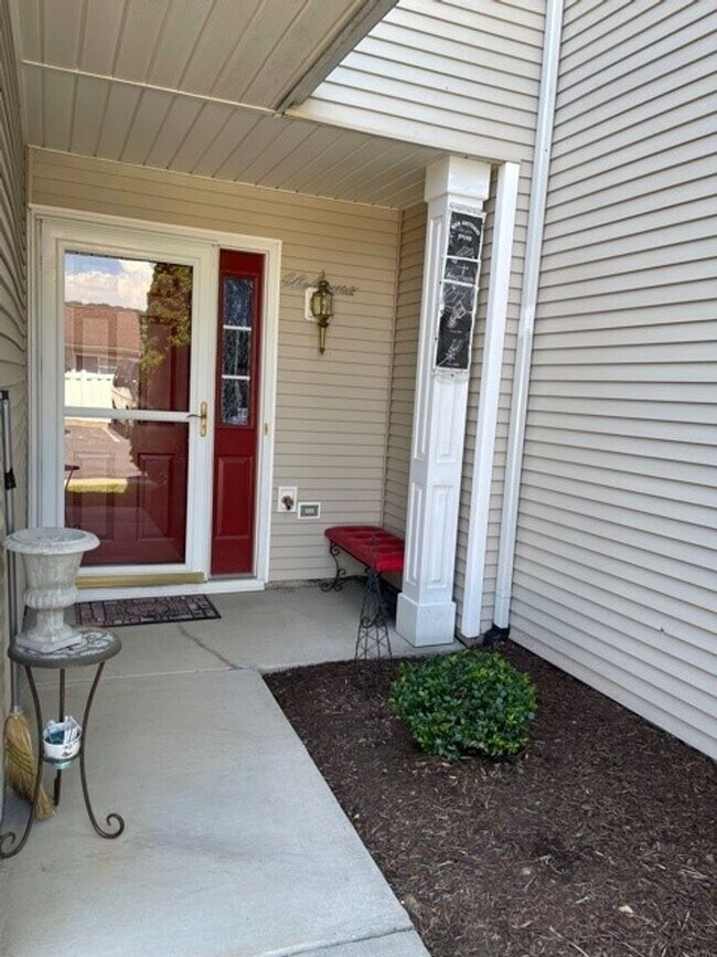 Foto del edificio - Great Location!  Townhouse with a Garage