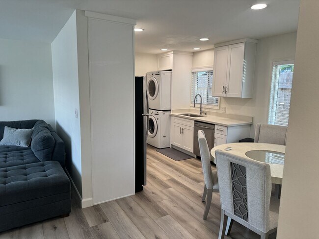 Building Photo - Modern Stylish Living in Great location!