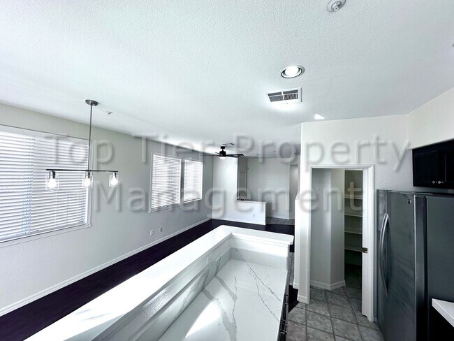Building Photo - ***Encinitas 2 bed / 2.5 bath Condo in Gat...