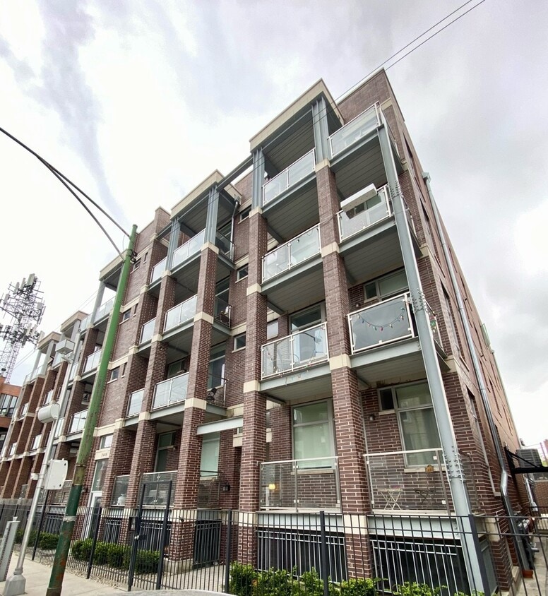 Primary Photo - 2450 N Clybourn Ave