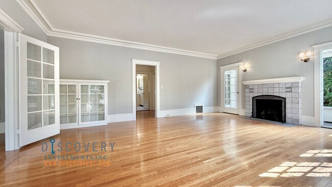 Foto del edificio - Elegant Piedmont Mediterranean Bungalow Home