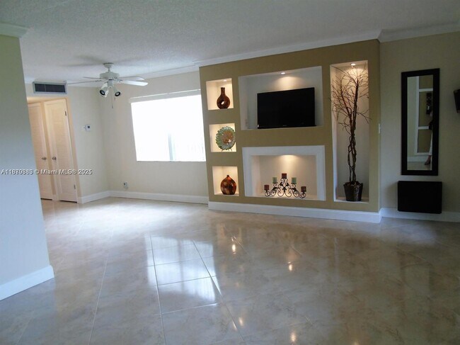 Foto del edificio - 545 Normandy Ln