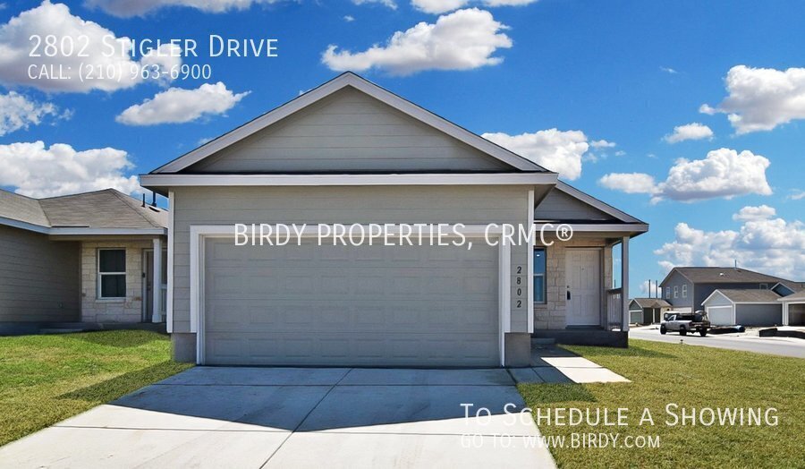 Foto principal - "Charming 4-Bedroom Home with 2 Full Baths...