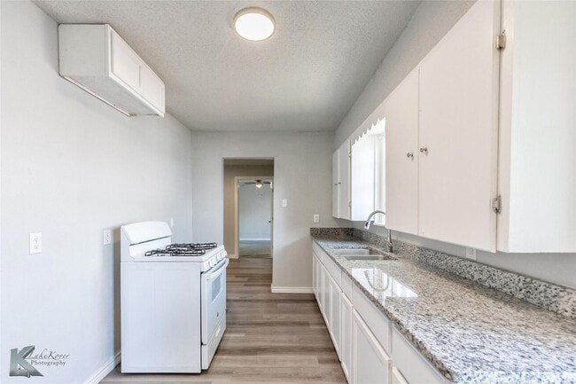Building Photo - 850 Sunset Dr