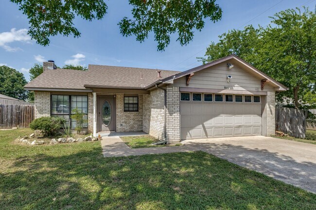 Building Photo - 3 Bedroom 2 Bath Home with Massive Fenced ...