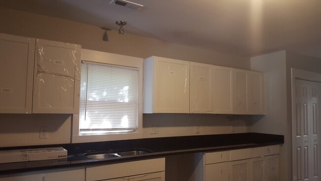 Foto del edificio - COMING SOON- 3 bedroom home in uptown Gree...