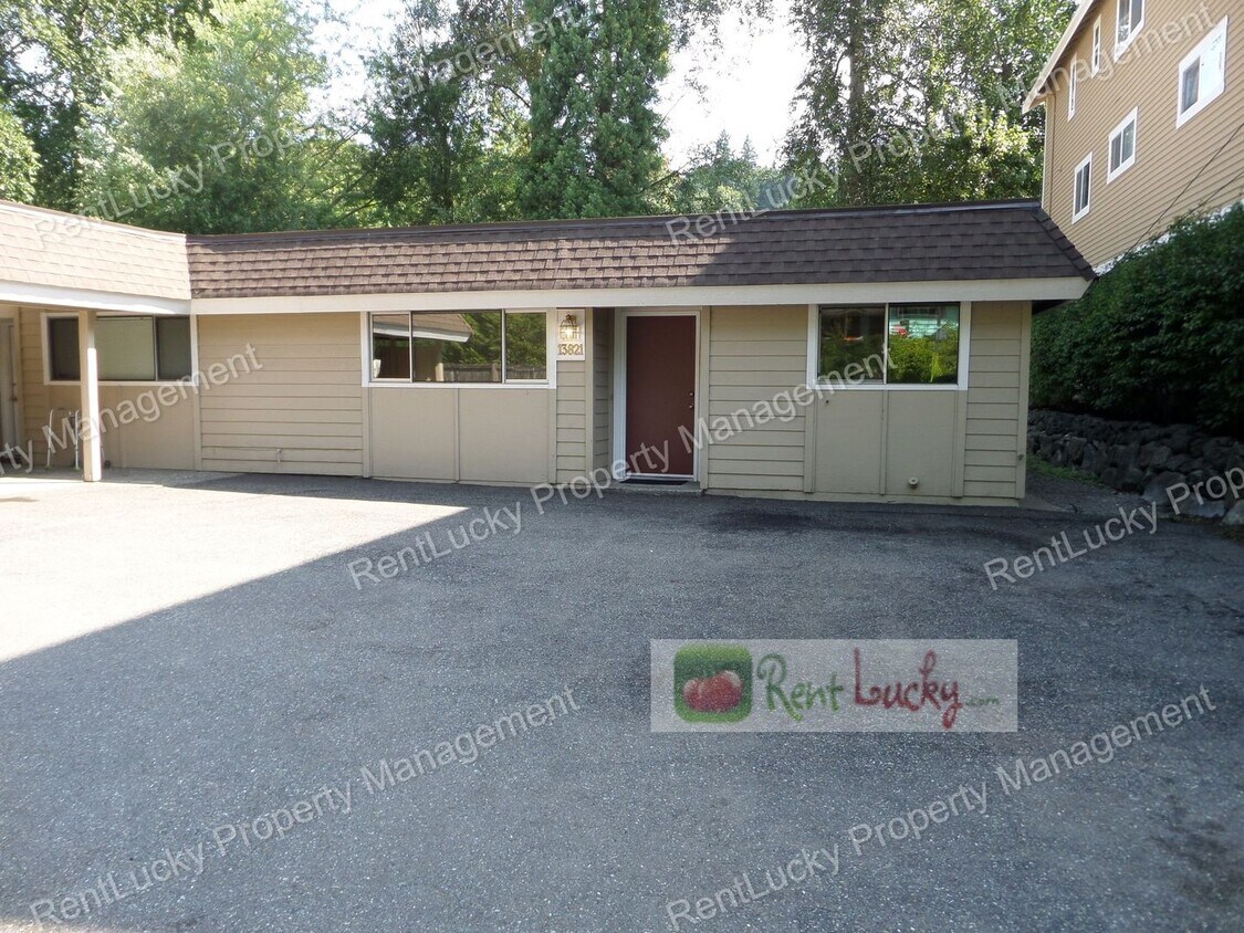 Foto principal - Super-Cute 2 Bedroom, 2 Bath Duplex in Unb...