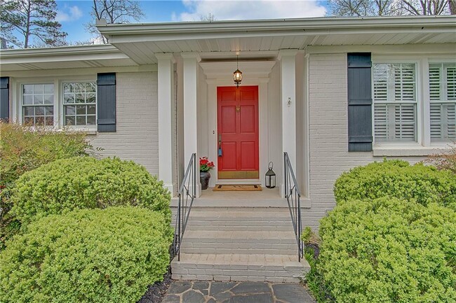Building Photo - 338 Lakemoore Dr NE