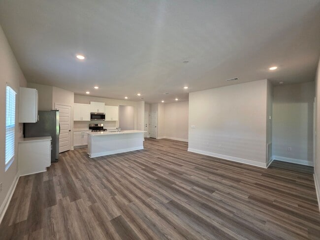 Building Photo - Brand new 5BR/3BA with Amenities Galore