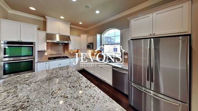 Foto del edificio - $1,000 Rent Credit - Spacious home with fully equipped kitchen, private backyard, 3-car garage, a...