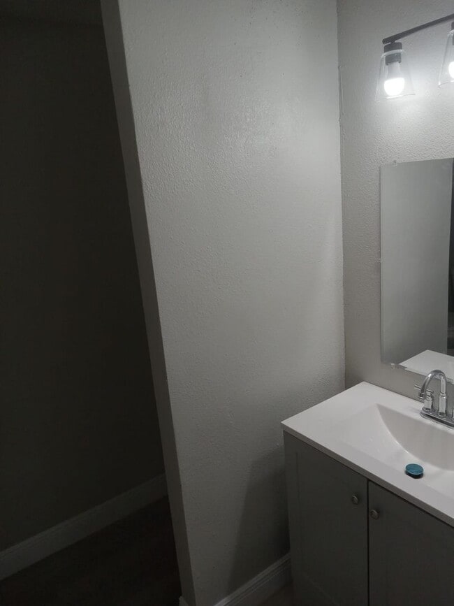 Building Photo - Charming Renovated 2-Bedroom Home for Rent...