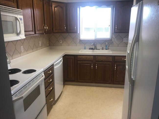 Building Photo - Beautiful 3 bed townhouse!