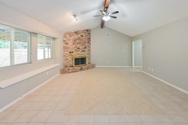 Foto del edificio - 8705 Saratoga Forest Dr