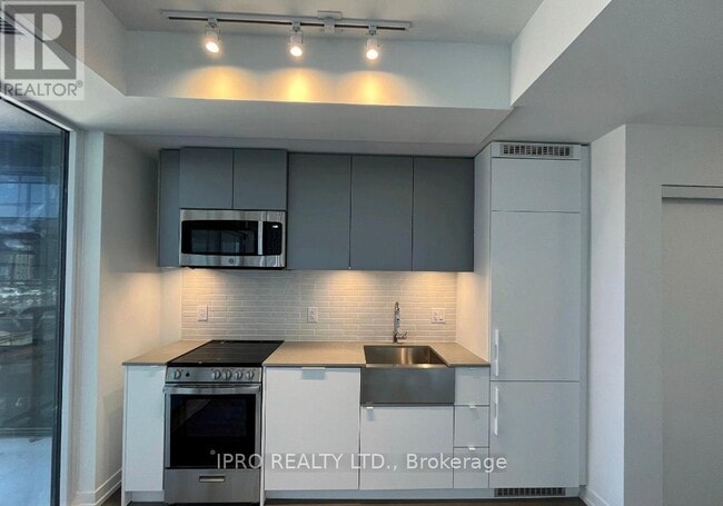 Building Photo - 270-1270 Dufferin St