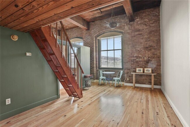 Building Photo - 1107 S Peters Street Unit 325