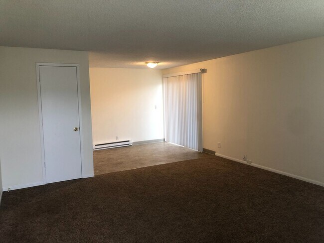 Building Photo - Three Bedroom Duplex in South Salem