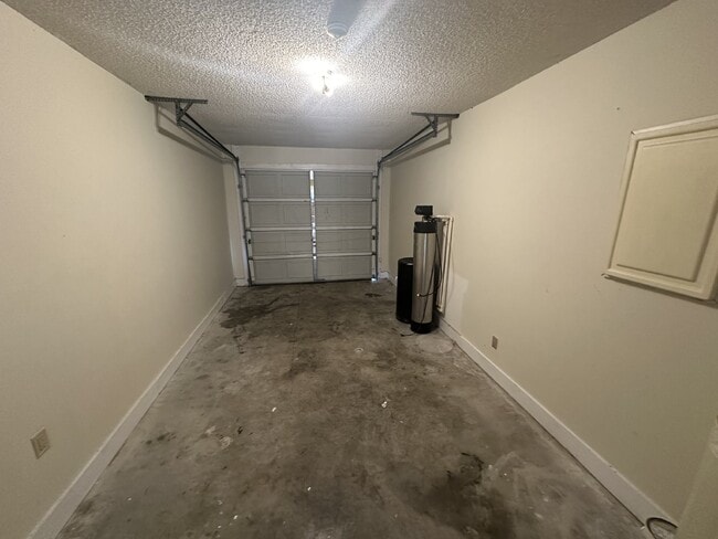 Building Photo - Home For Rent
