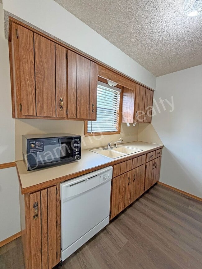 Building Photo - Cozy 2 Bed, 1 Bath Home with Attached Garage Available!