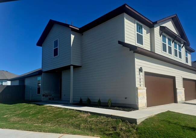Building Photo - Stunning 4x2.5 Luxury Duplex in Buda, TX!